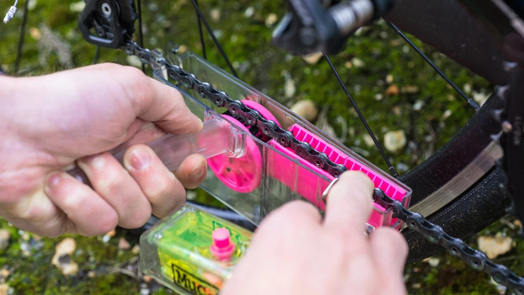 Muc-Off X3 Chain Cleaning Machine 8 Muc-Off X3 Chain Cleaning Machine